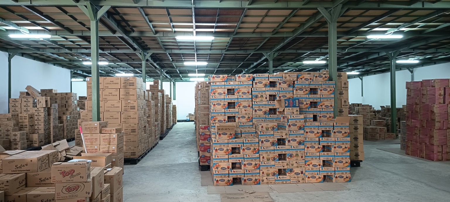 Fasilitas gudang distributor TSP Group di Padang dengan stok produk yang tertata rapi dan lorong distribusi yang jelas
